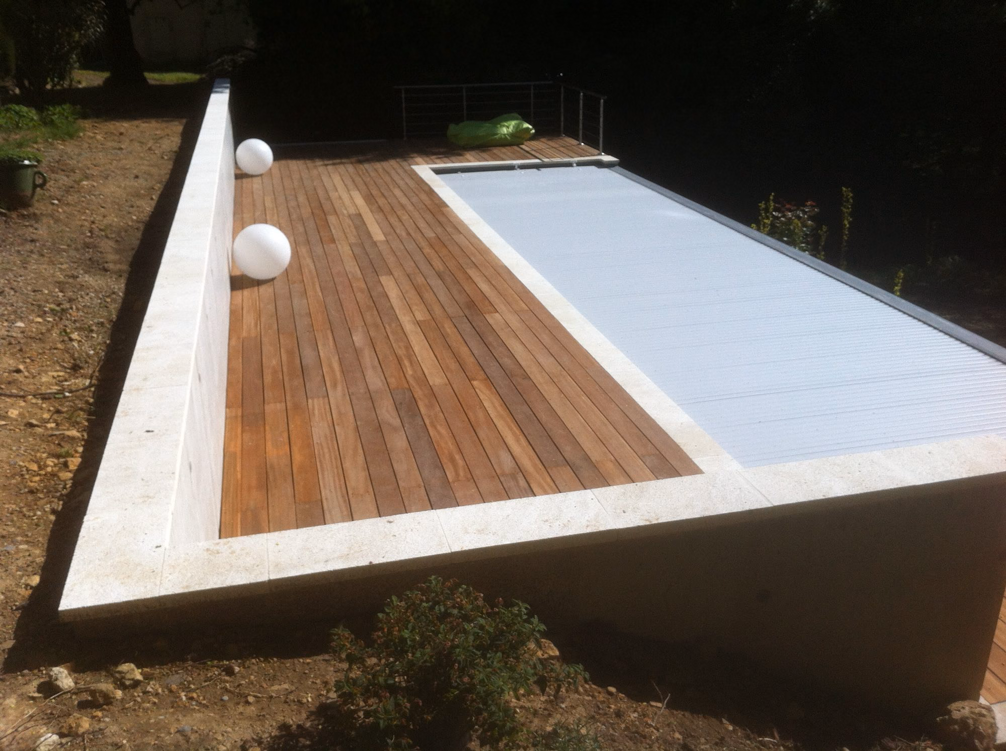 Terrasse bois et volet d'un bassin surélevé à Aubenas