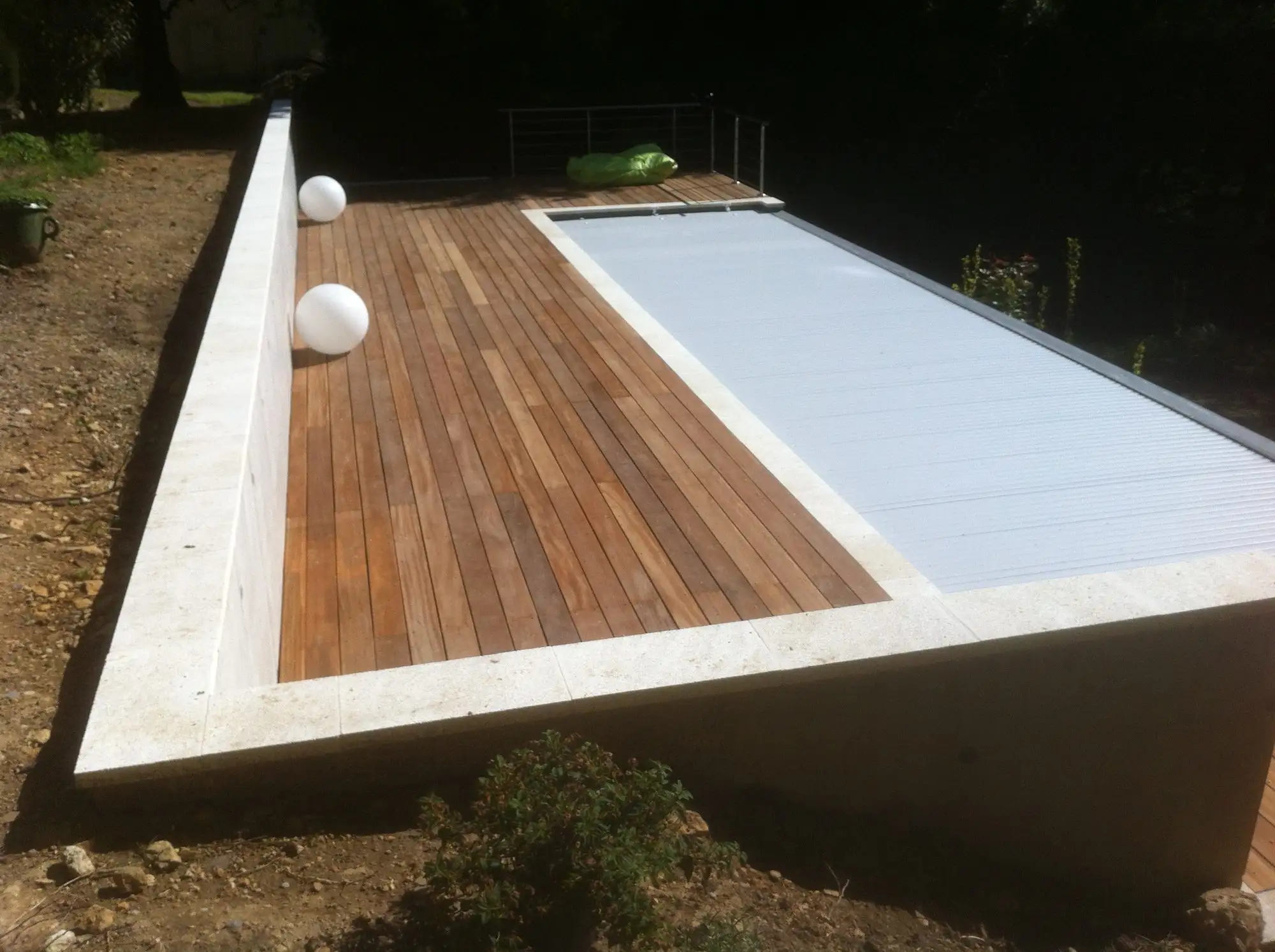 Terrasse bois et volet d'un bassin surélevé à Aubenas