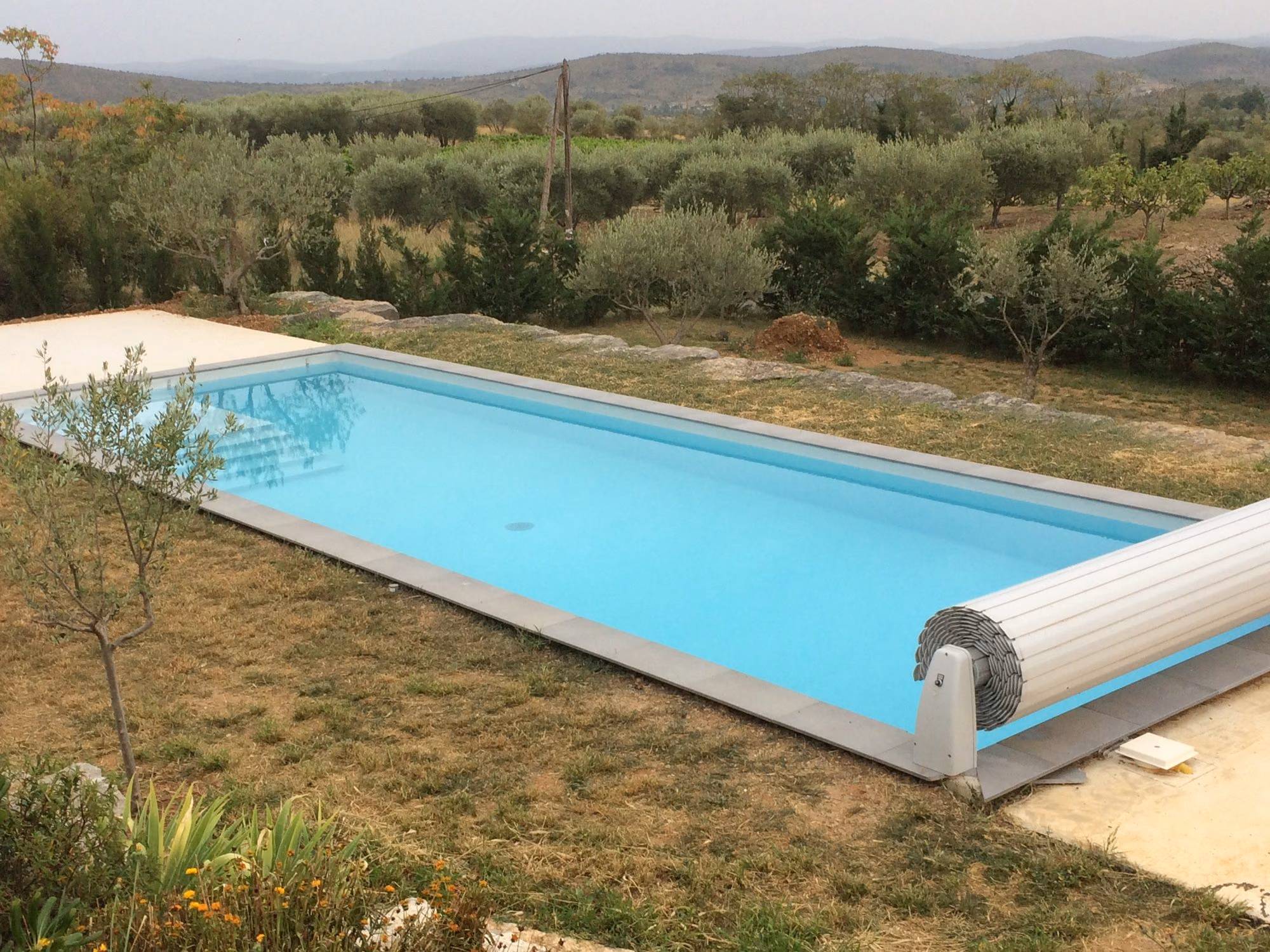 Piscine allongée et escalier sur la largeur à Vinezac