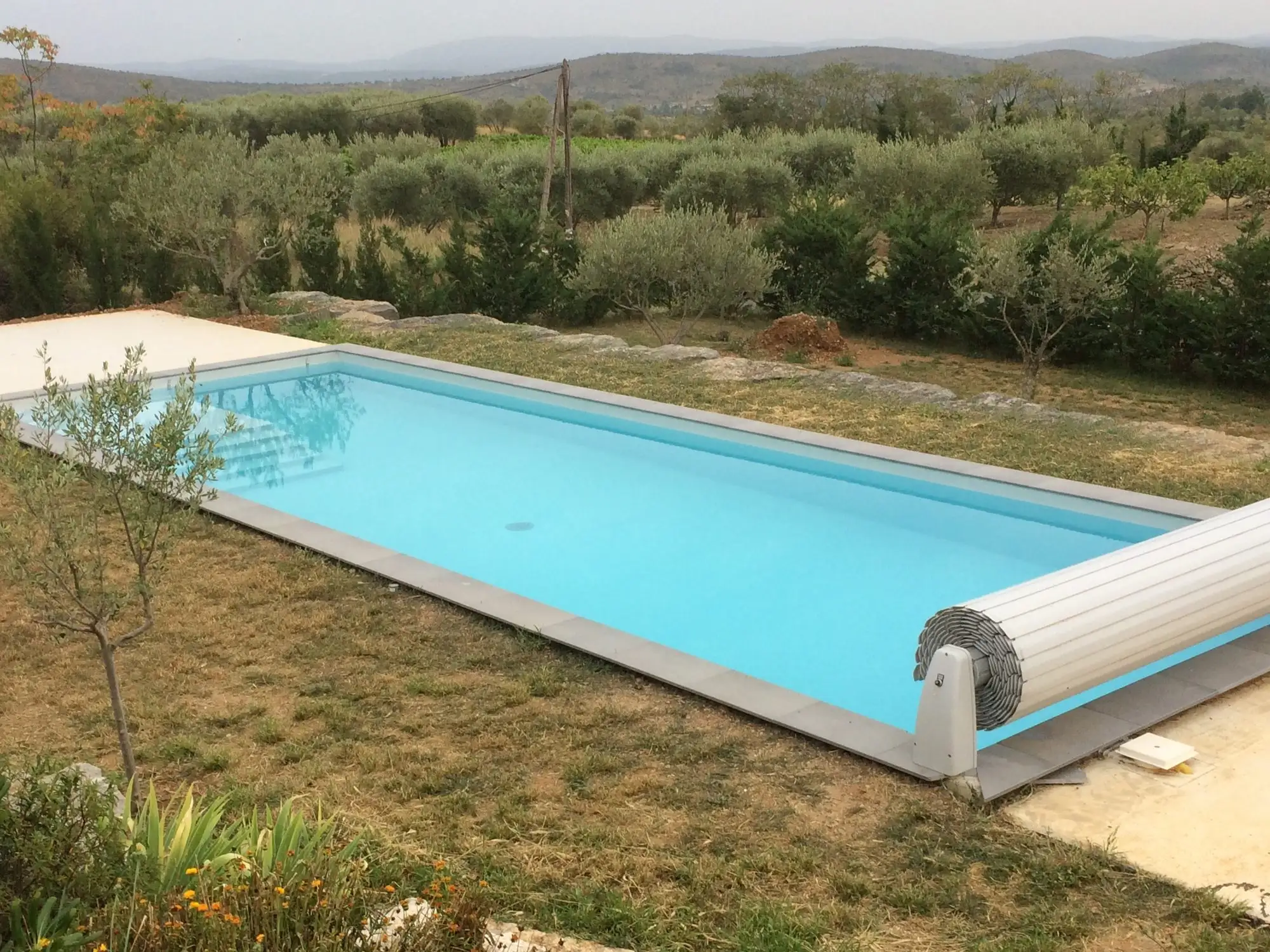 Piscine allongée et escalier sur la largeur à Vinezac