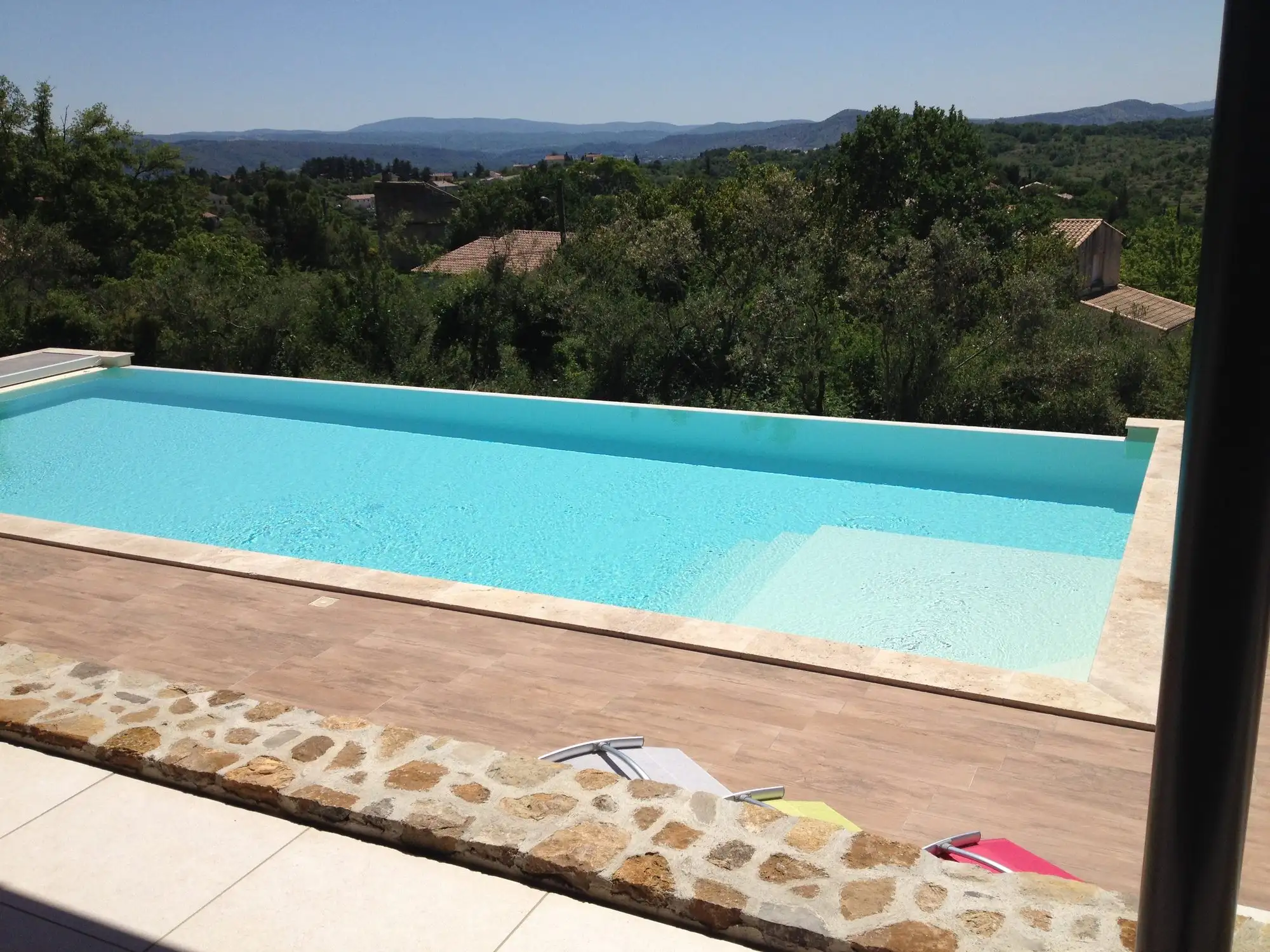 Piscine à débordement ouverte sur la vallée à Aubenas