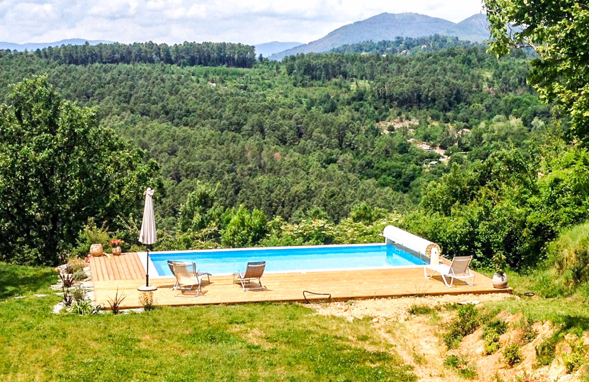 Piscine sur terrasse en bois au-dessus de la vallée boisée, sur les hauteurs de Largentière