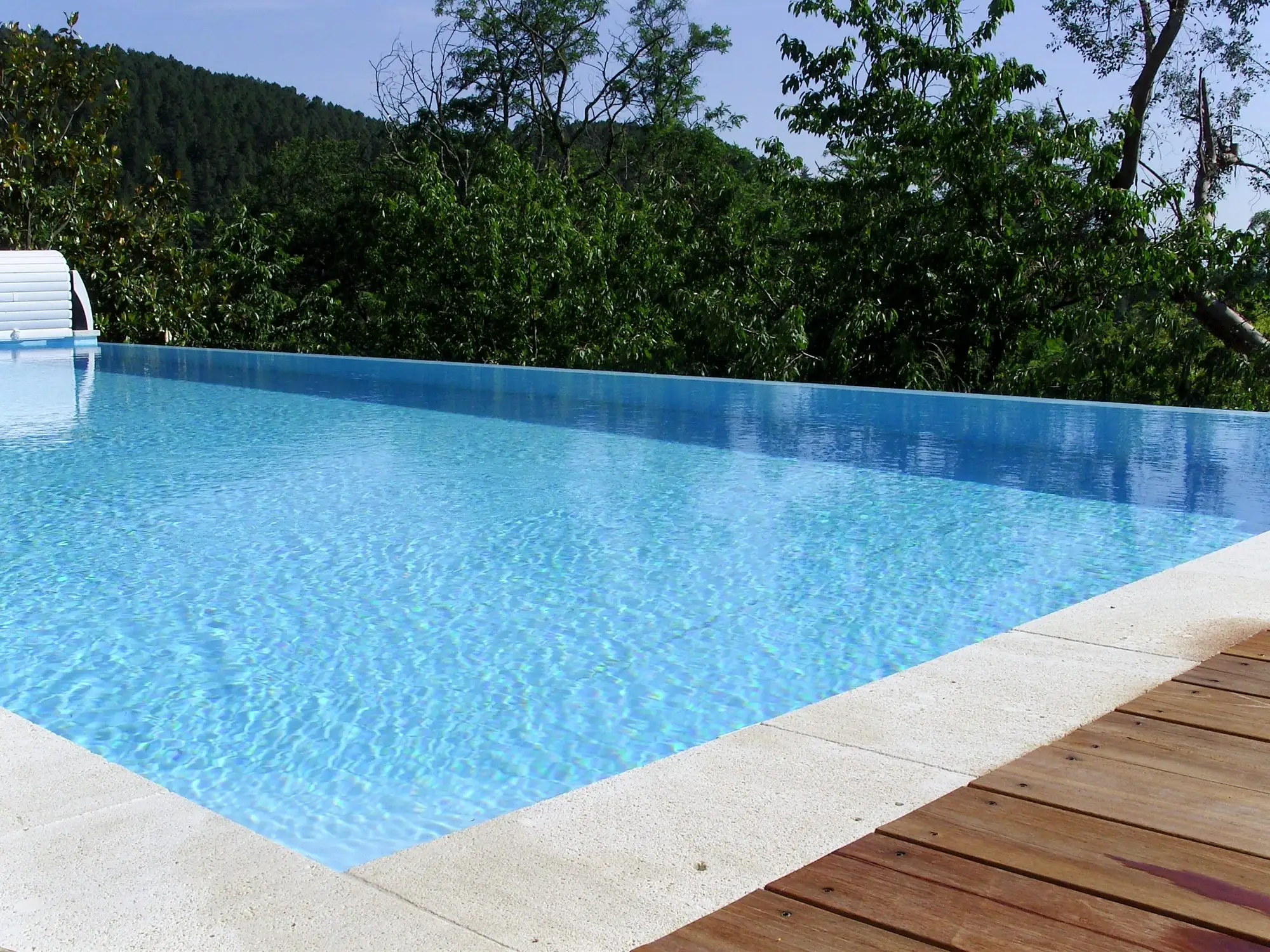 Débordement d'une piscine vers la vallée à Aubenas