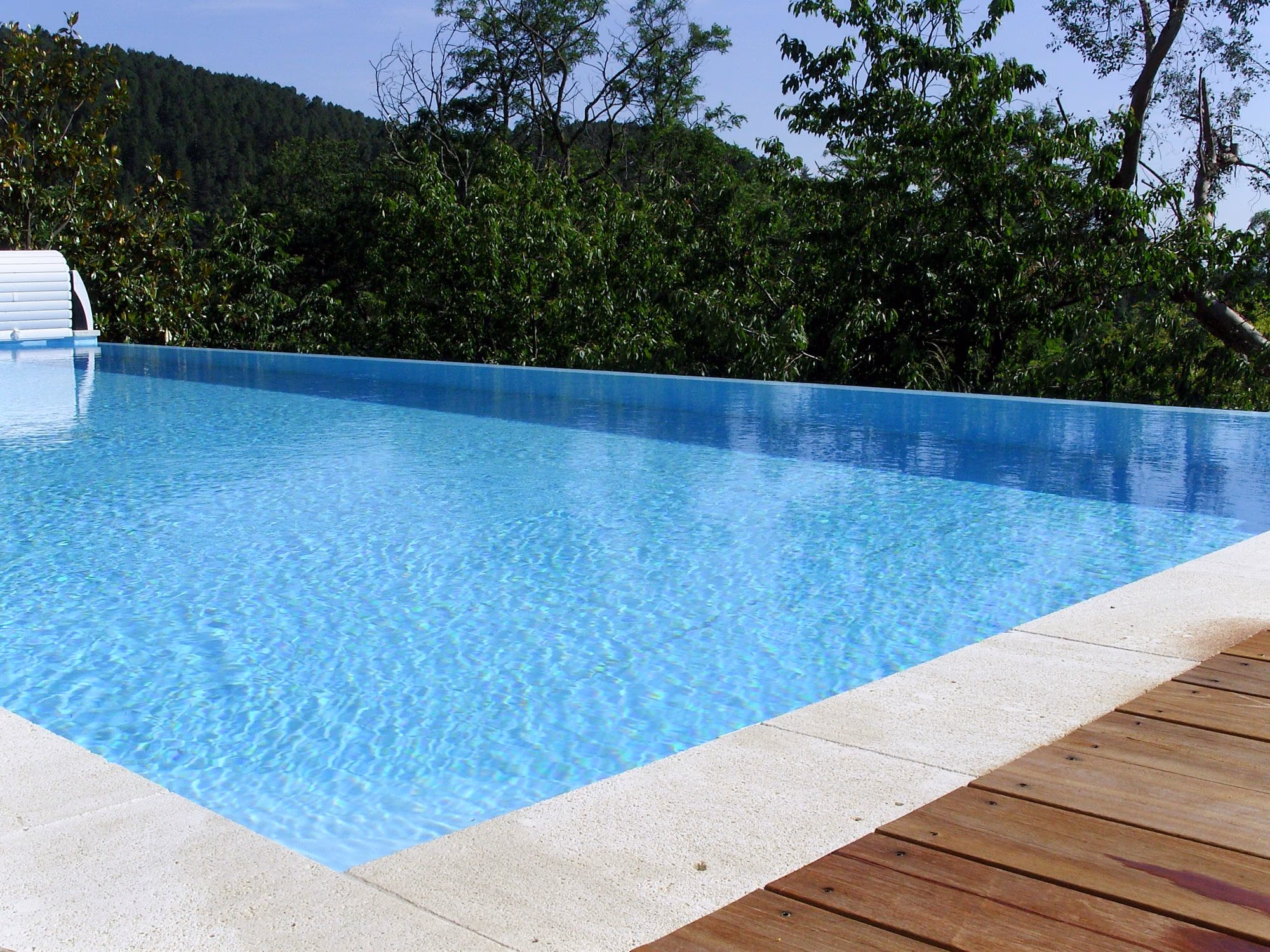 Débordement d'une piscine vers la vallée à Aubenas