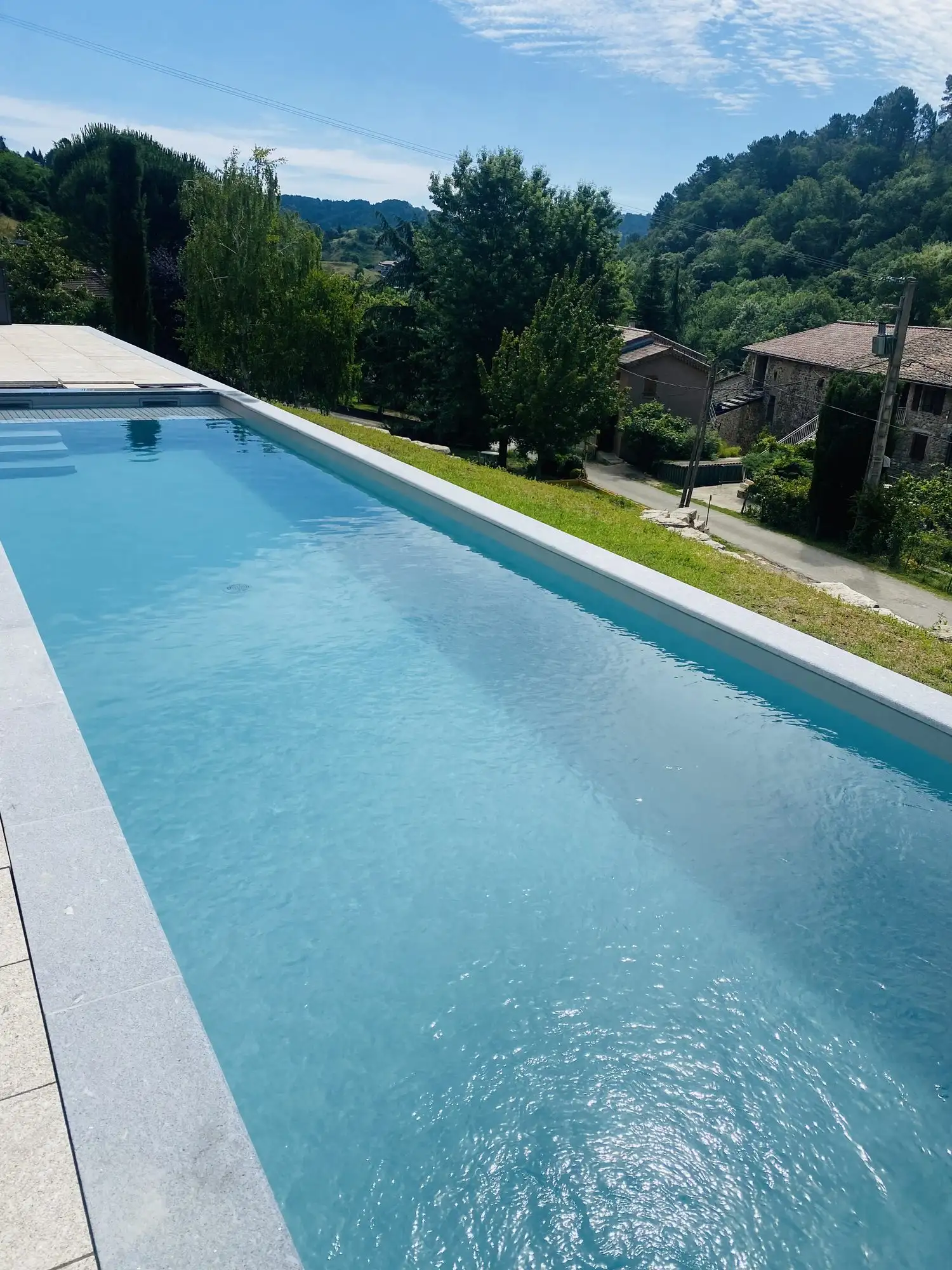 Piscine allongée et vue sur le hameau à Vals-les-Bains