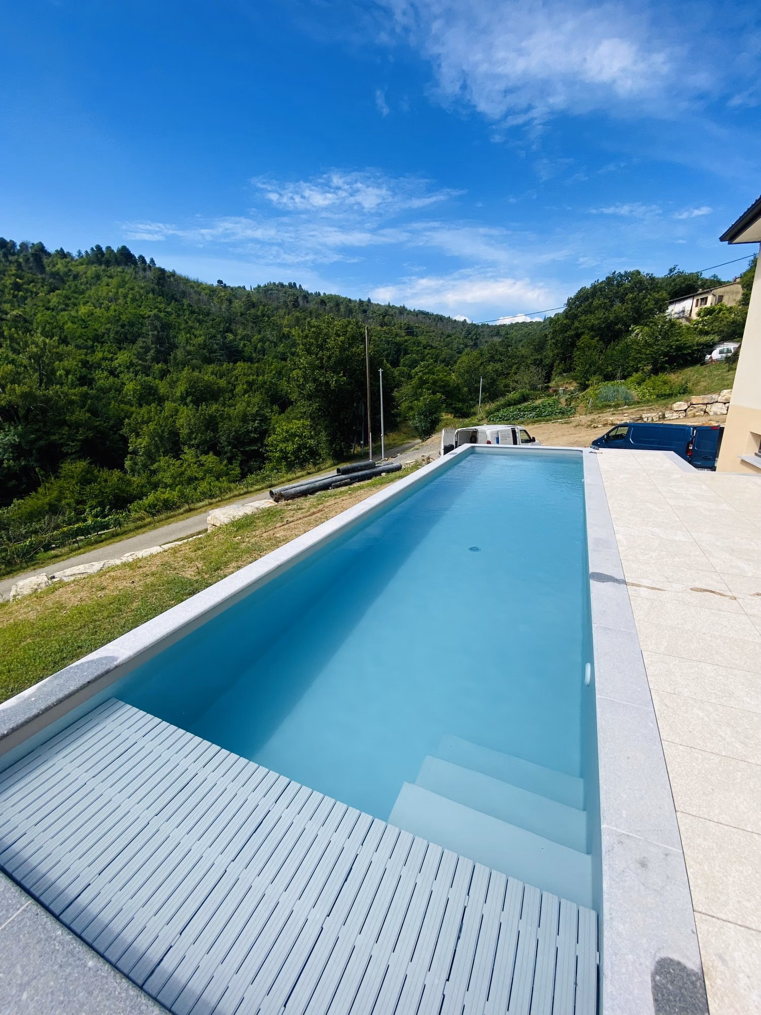 Piscine allongée face aux collines à Vals-les-Bains