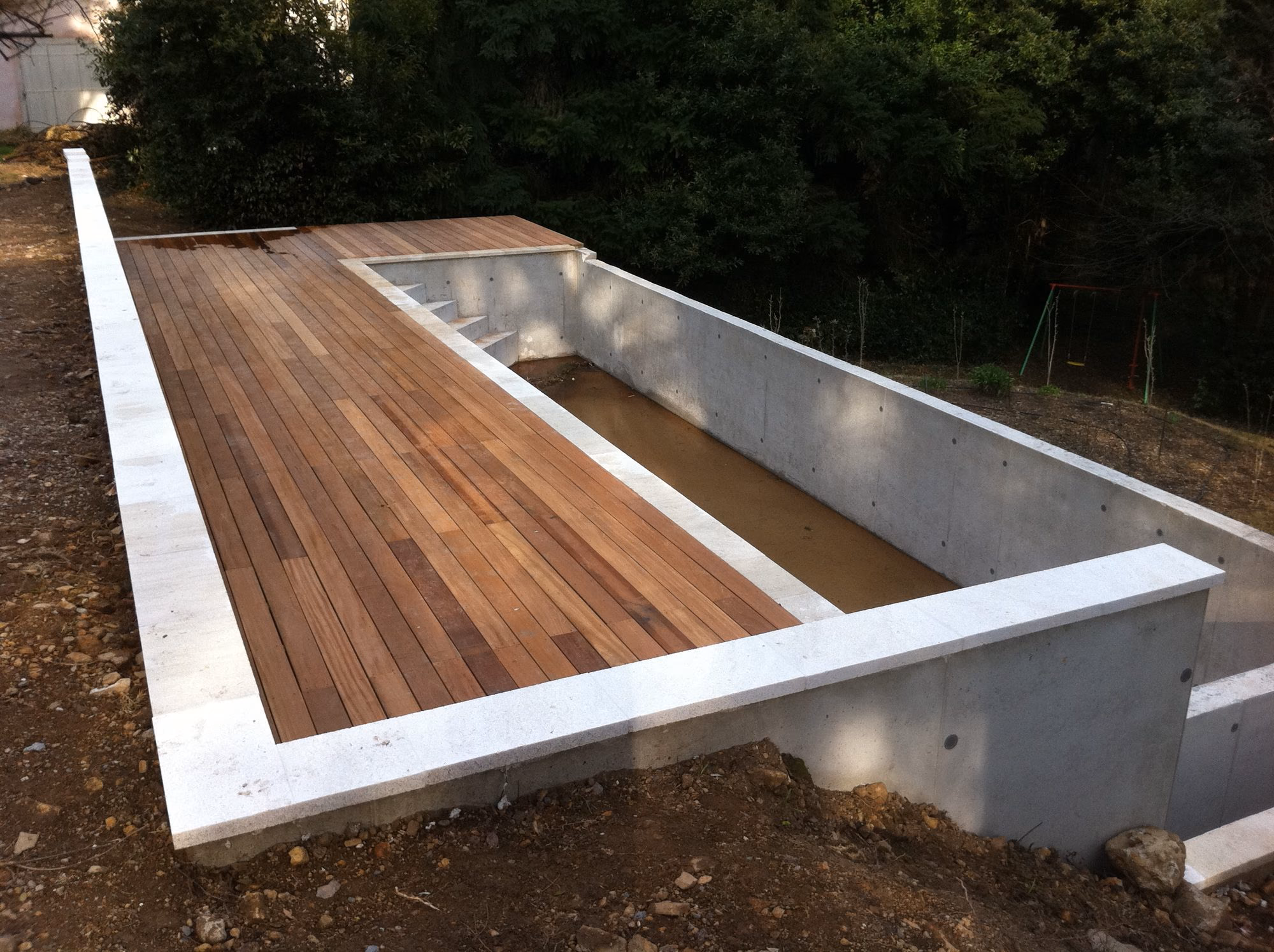 Terrasse bois sur un bassin surélevé en béton à Aubenas