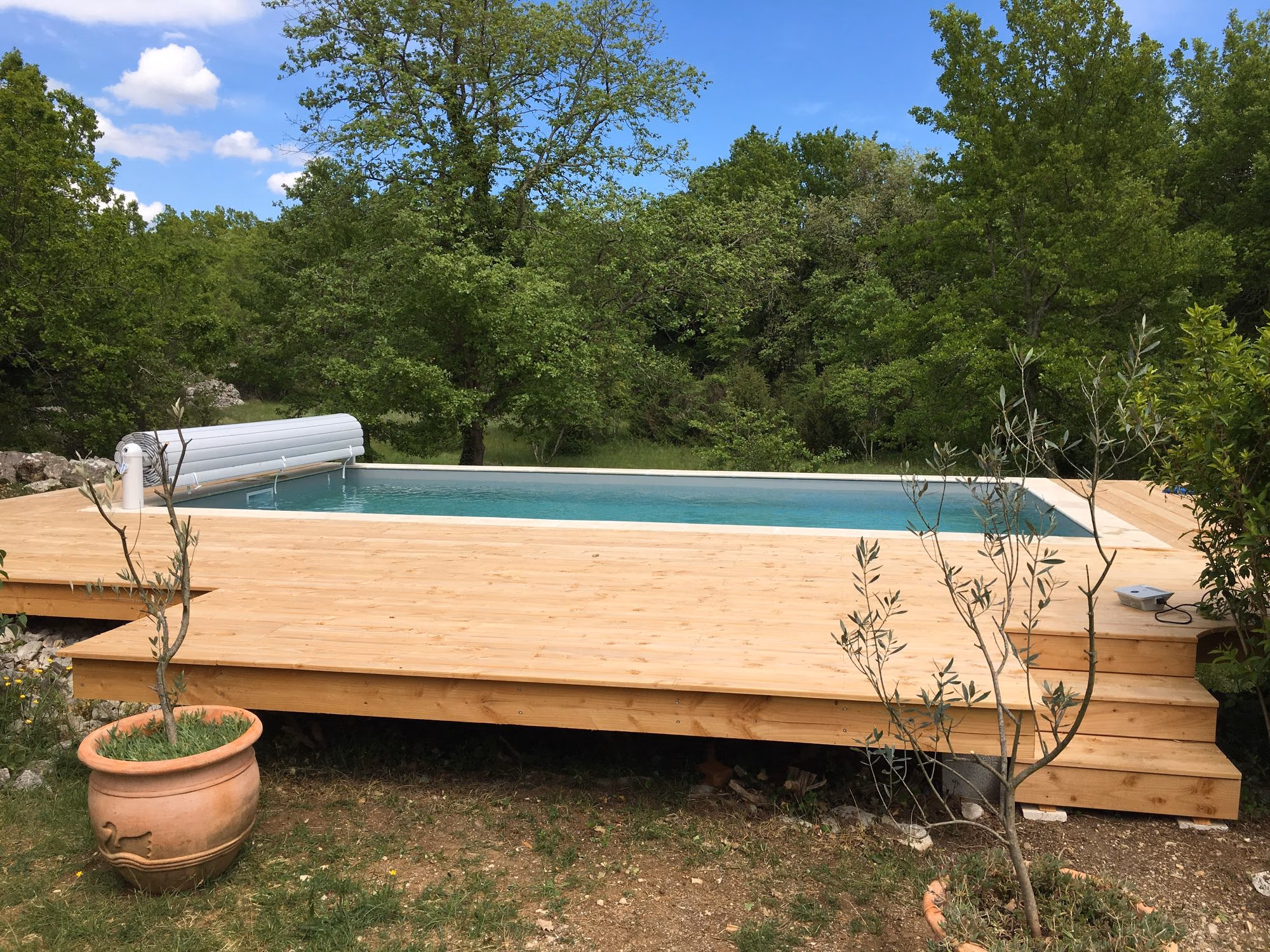 Terrasse en pin et piscine dans la garrigue à Balazuc