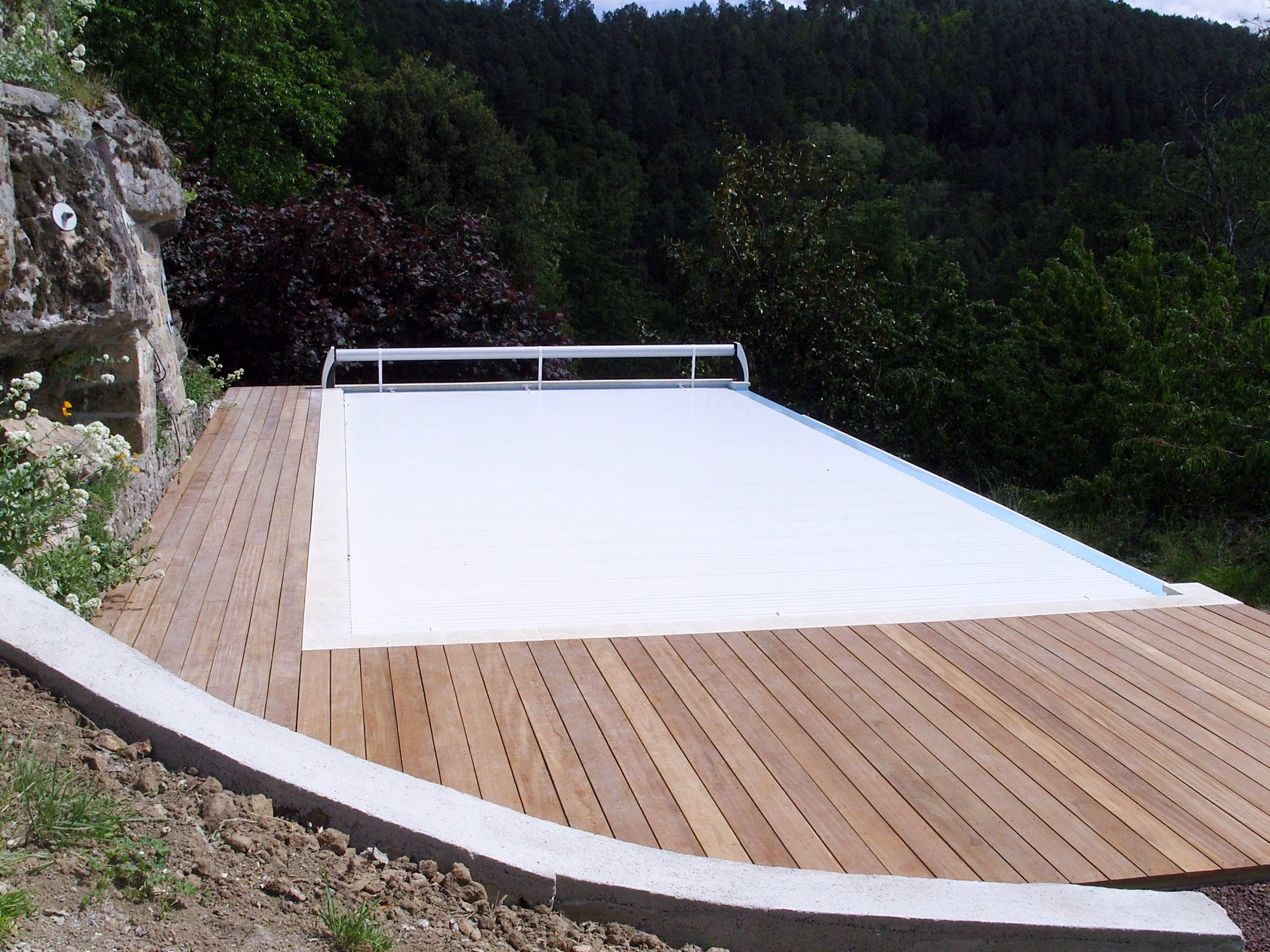 Piscine fermée par son volet, terrasse bois courbe à Aubenas
