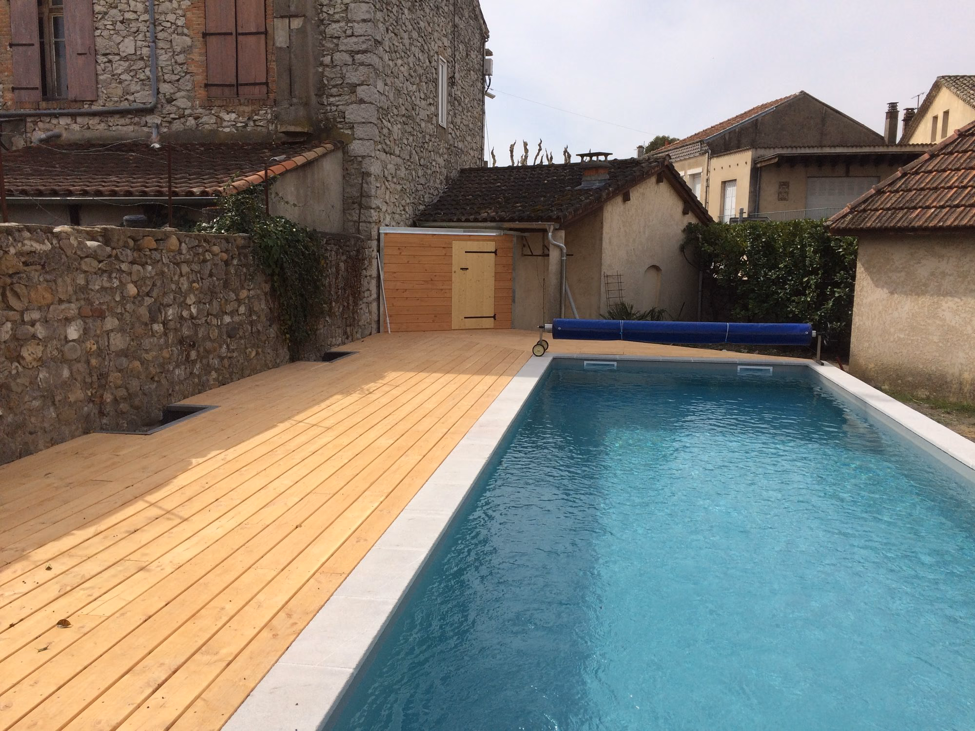 Piscine allongée et enrouleur de bâche à Ruoms