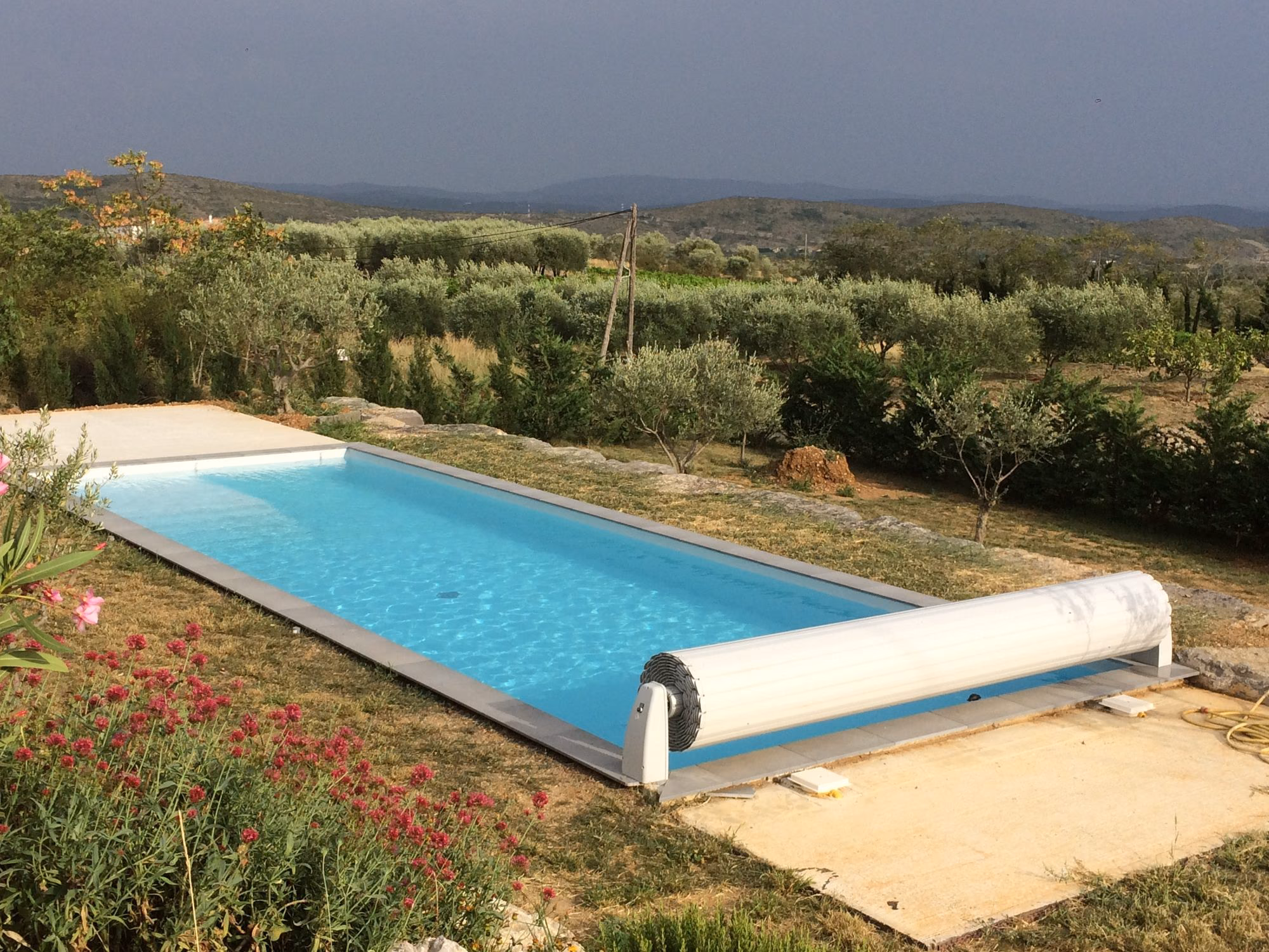 Piscine turquoise et volet hors-sol à Vinezac