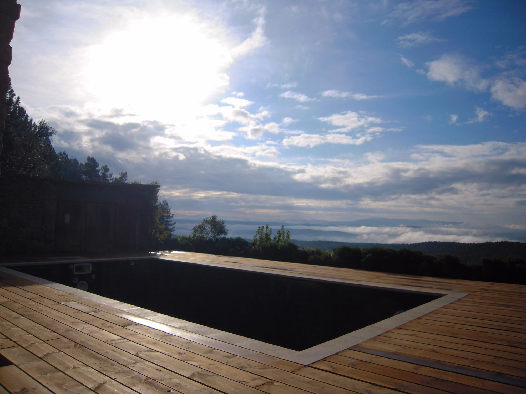 Piscine au revêtement noir face à la vallée à Sanilhac