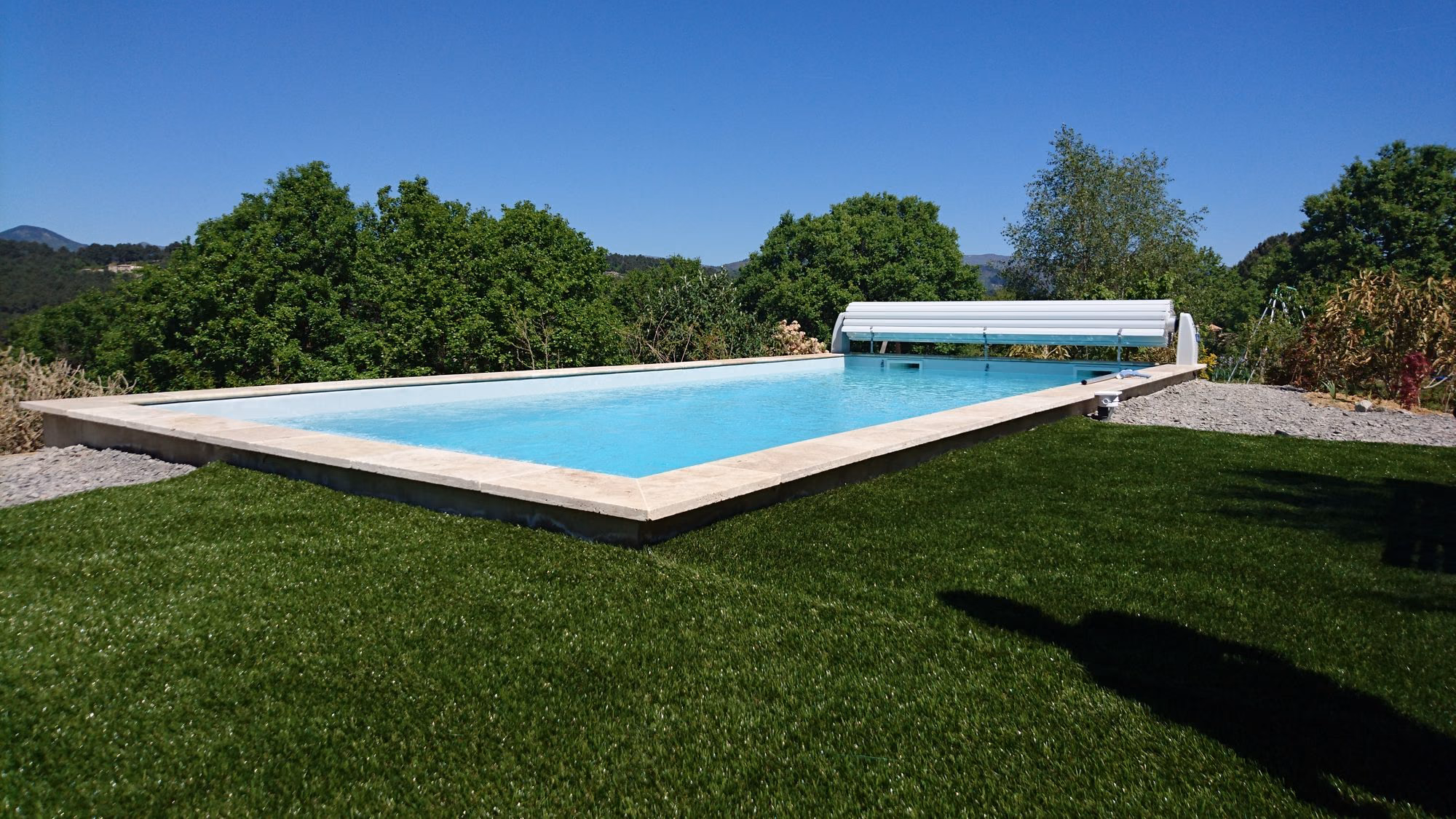 Piscine, gazon synthétique et abri bas télescopique à Saint-Julien-du-Serre