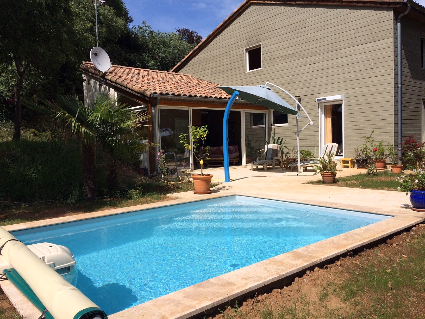 Piscine avec escalier sur la largeur et douche solaire à Vinezac