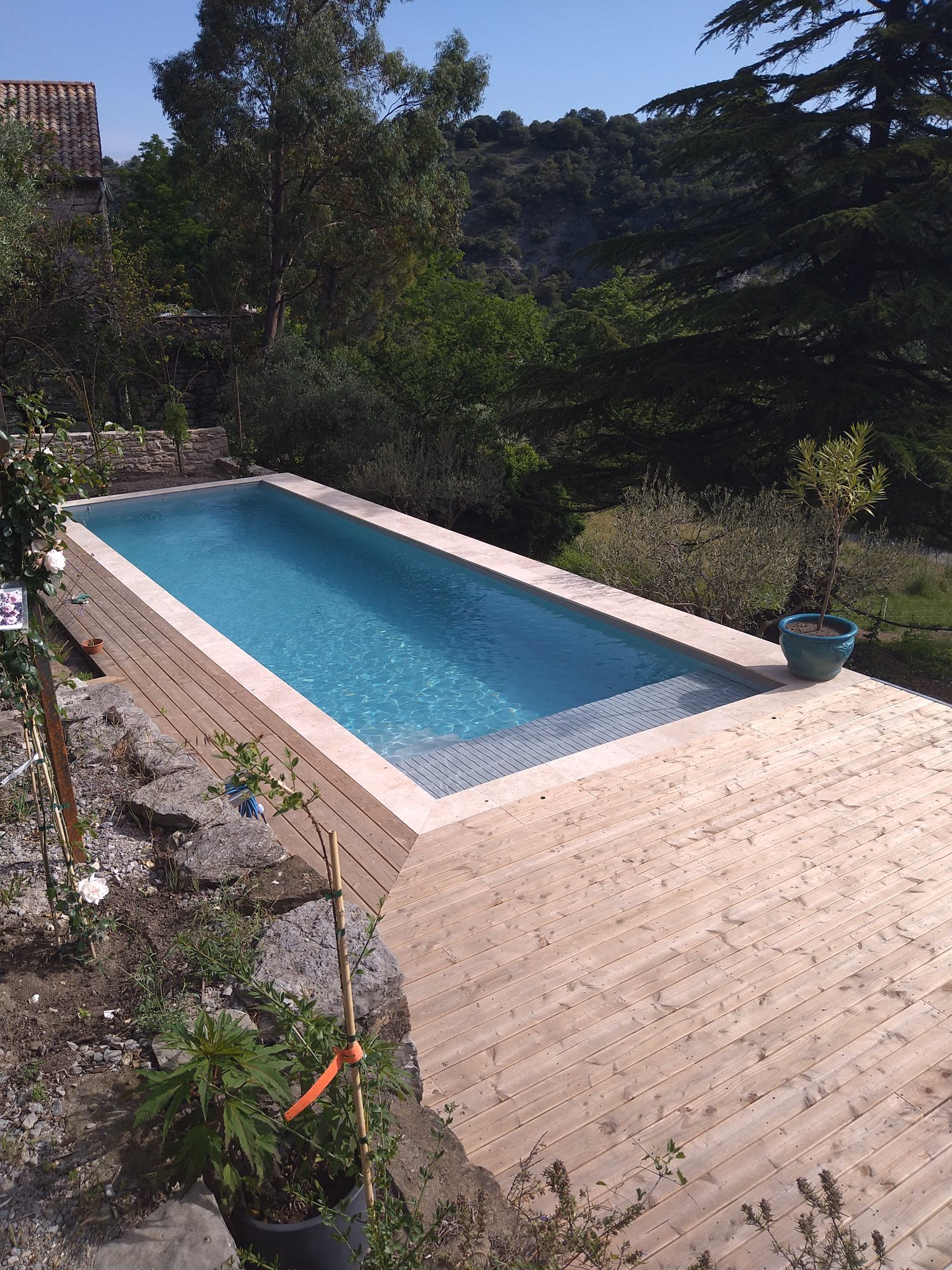 Paroi habillée de bois d'une piscine sur terrain en pente aux Vans
