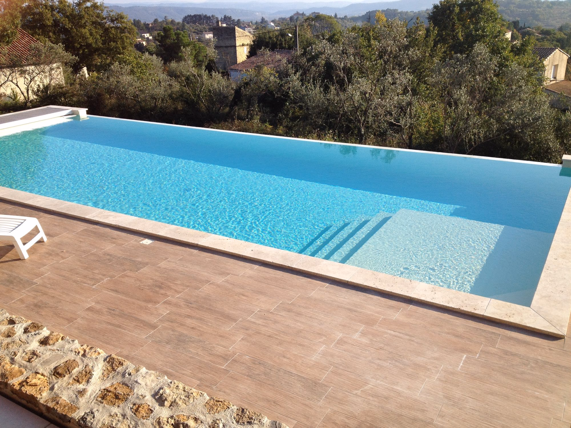 Escalier d'angle d'une piscine à débordement à Aubenas