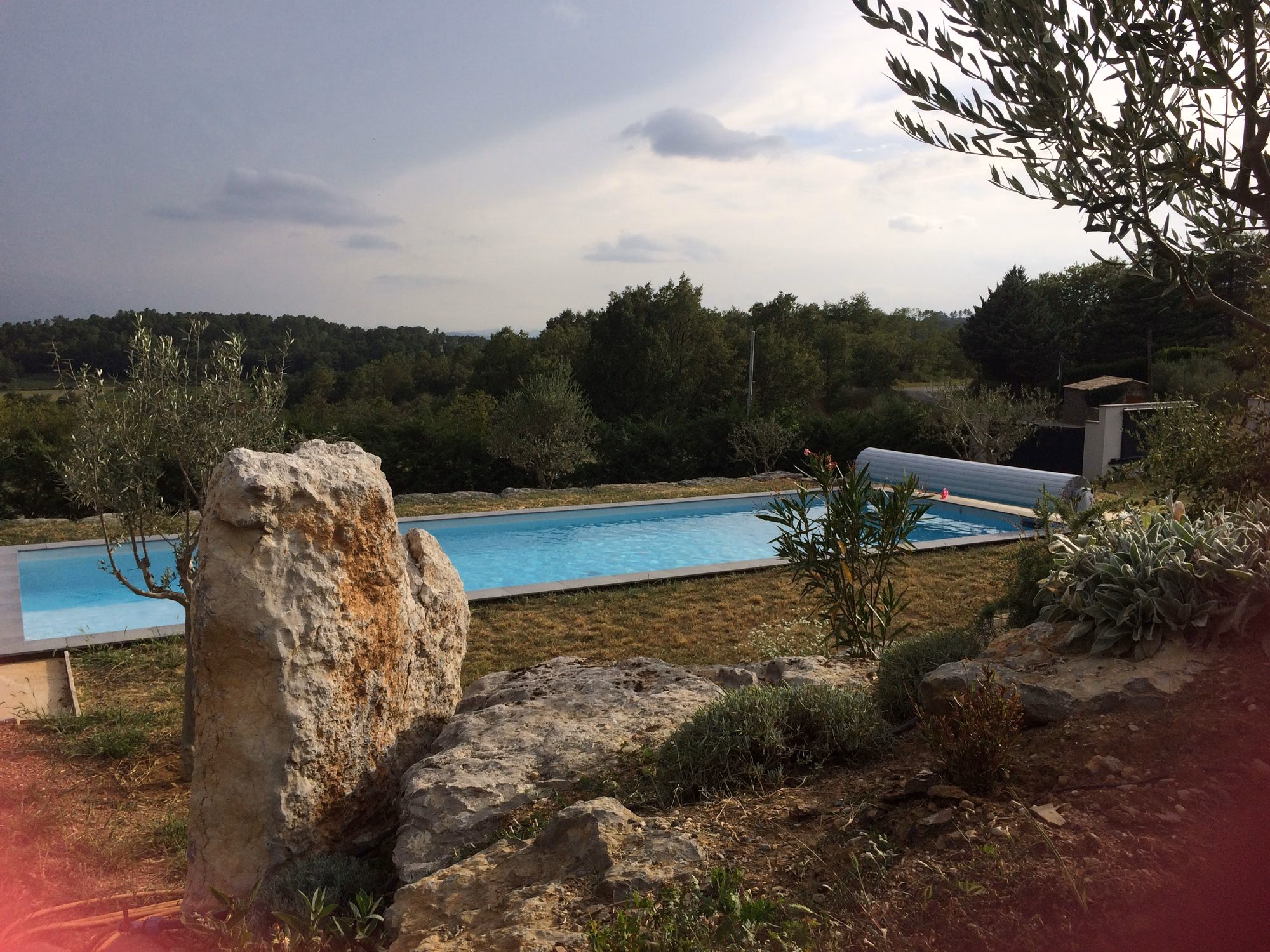 Rocaille calcaire devant une piscine à Vinezac