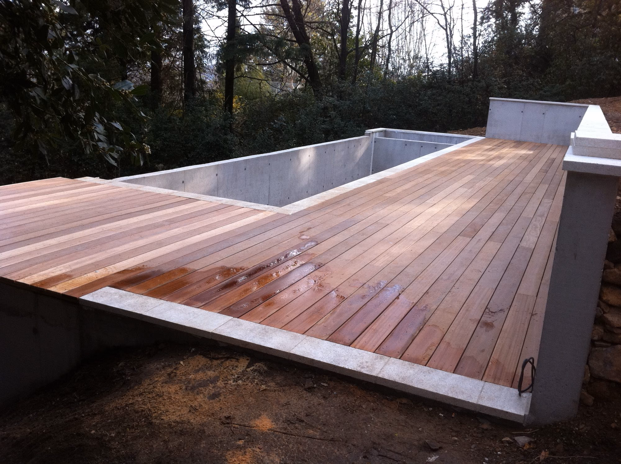 Terrasse bois autour d'un bassin surélevé à Aubenas