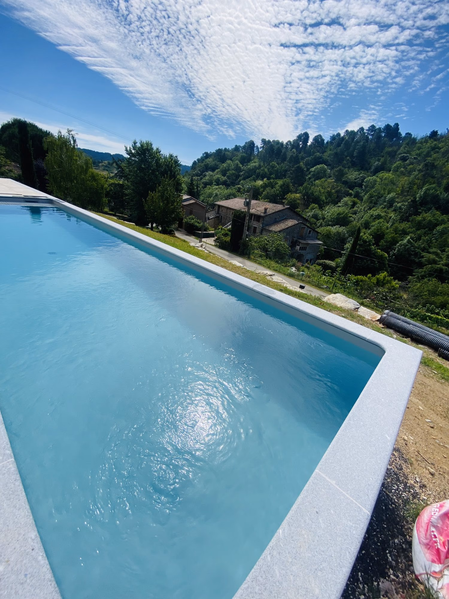 Piscine allongée face à la vallée boisée à Vals-les-Bains