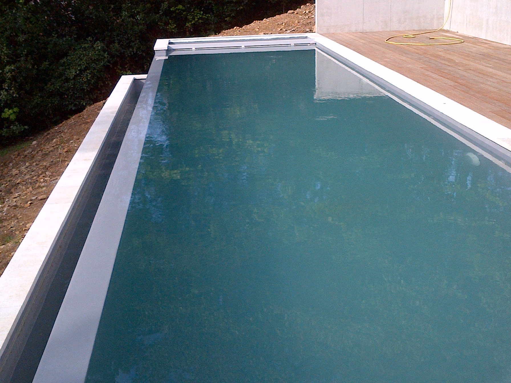 Piscine à débordement et terrasse bois à Aubenas