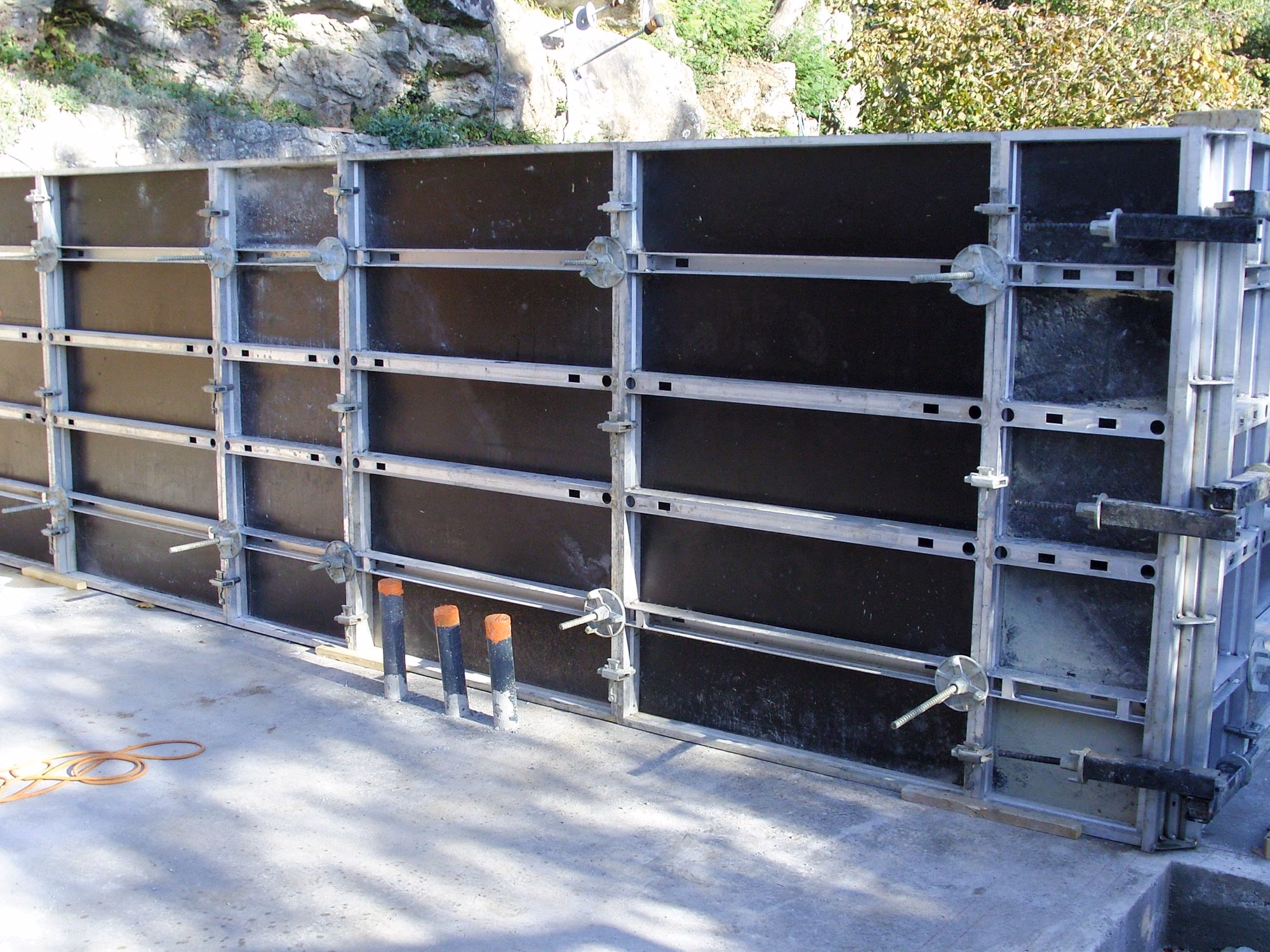 Banches métalliques en place pour couler les murs d'une piscine à Aubenas