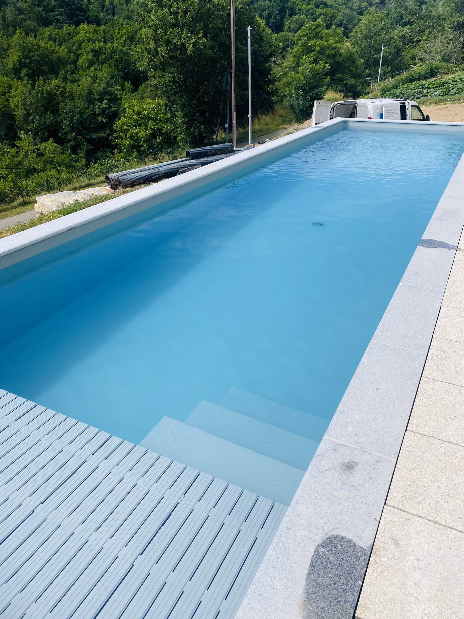 Piscine avec escalier sur la largeur et caillebotis à Vals-les-Bains