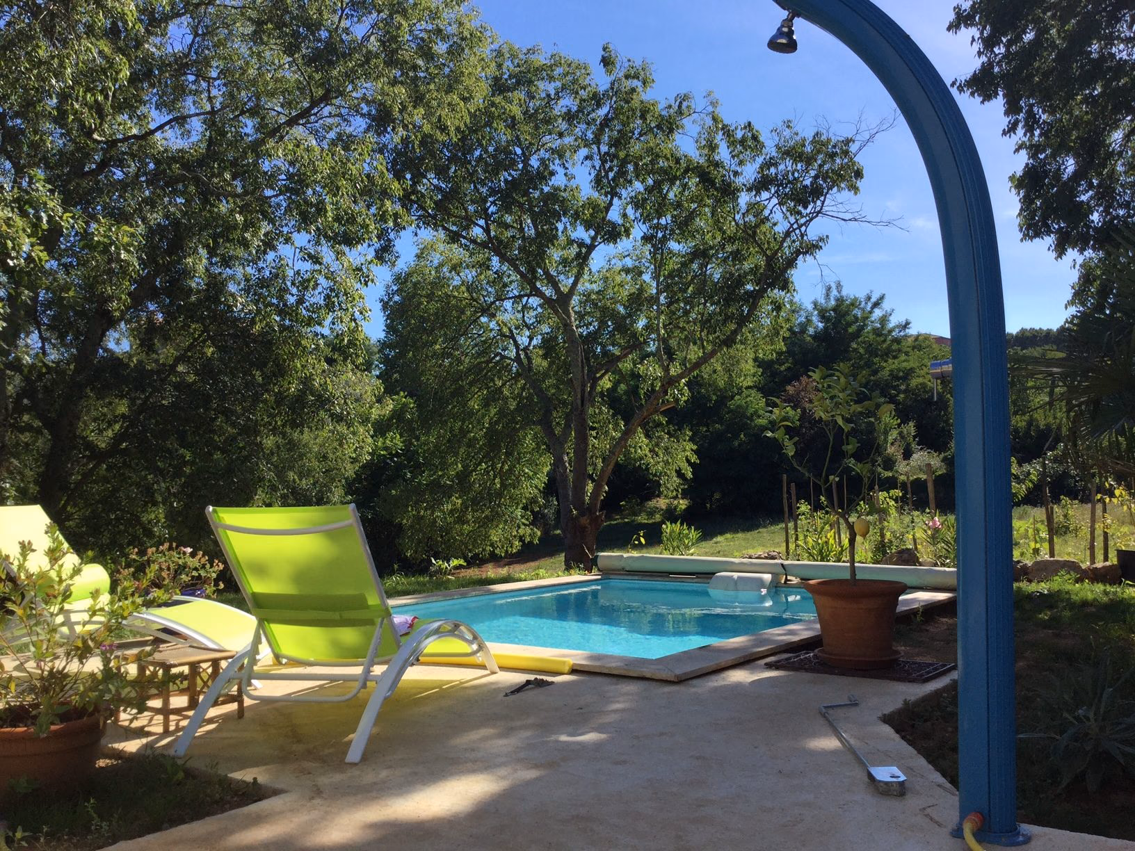 Transat et douche solaire au bord de la piscine à Vinezac