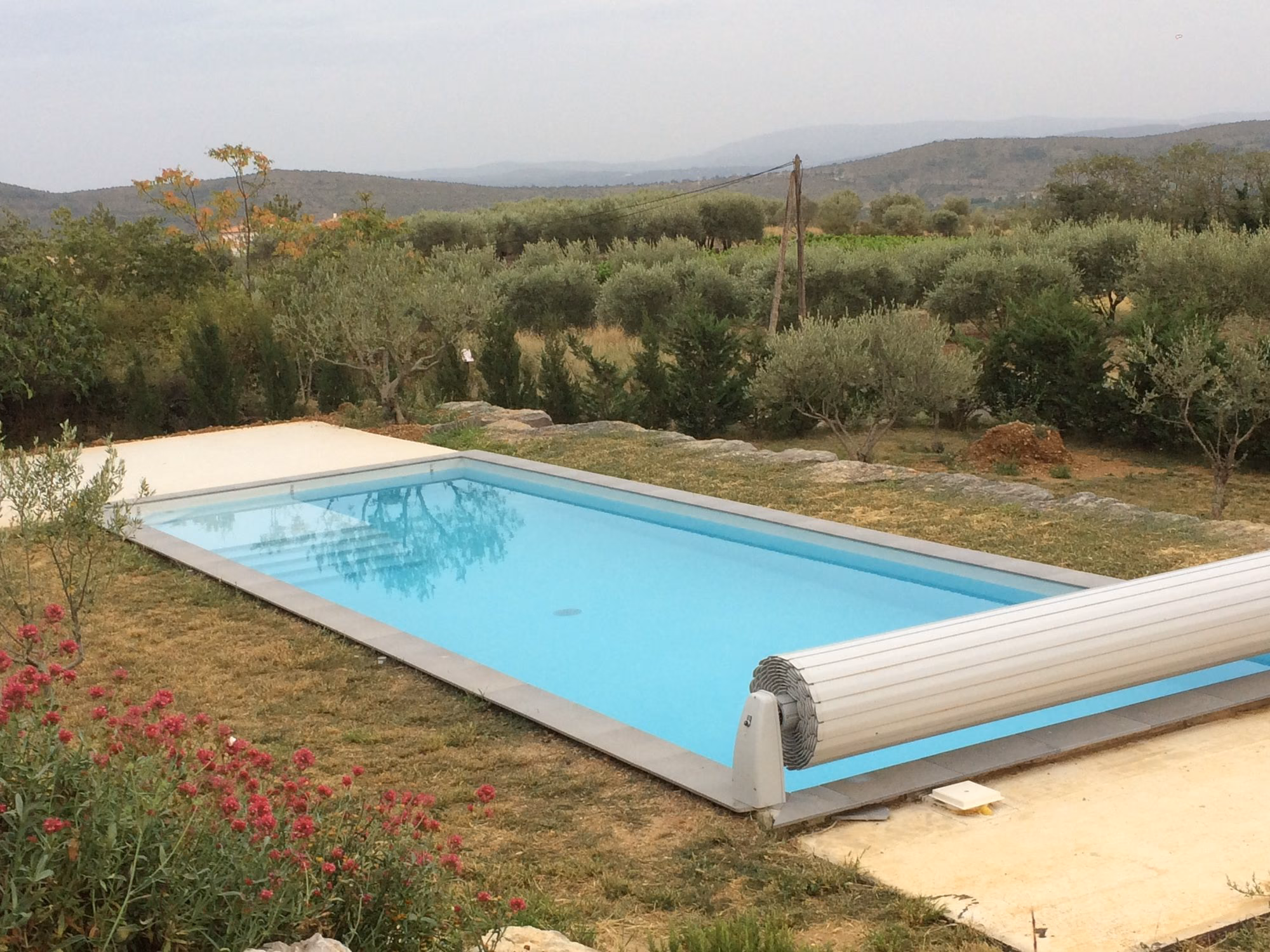 Piscine, volet et oliviers à Vinezac
