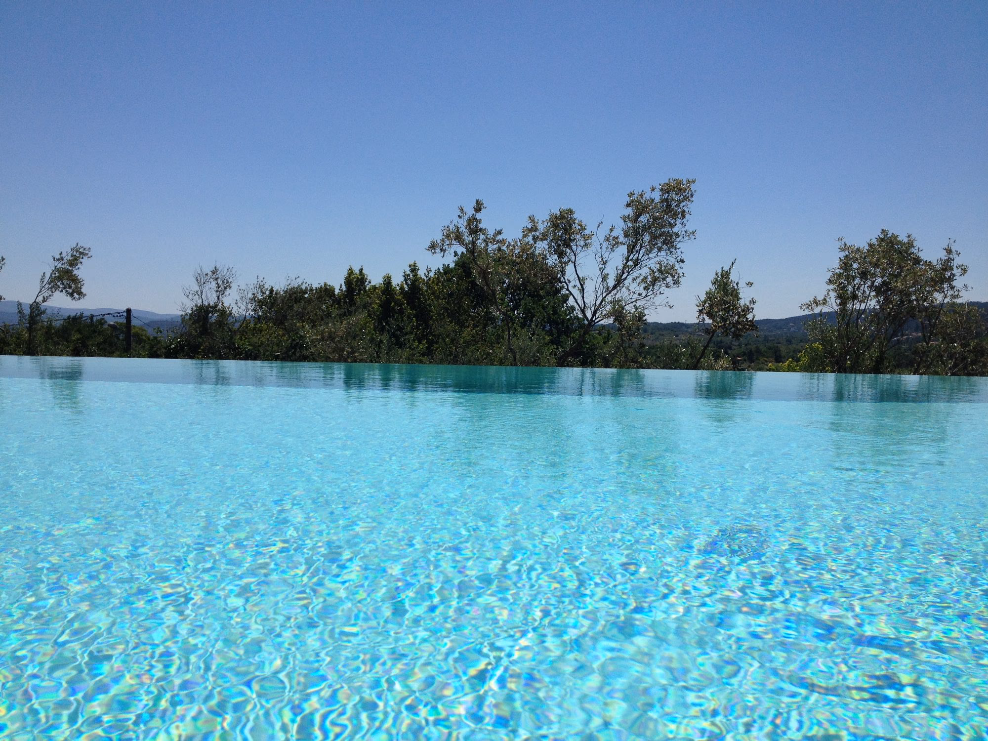 Lame d'eau d'une piscine à débordement face aux collines à Aubenas