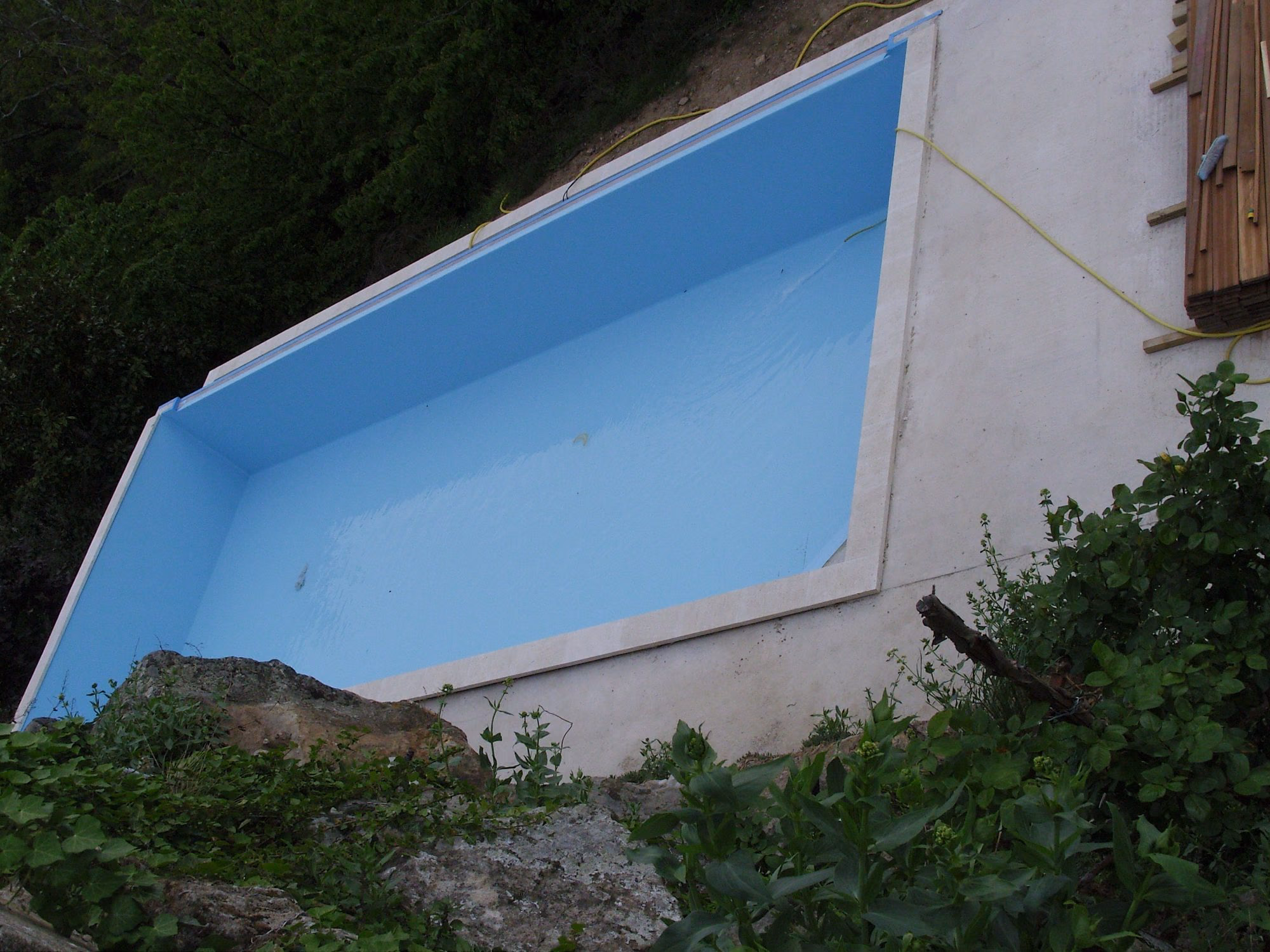 Pose de la membrane armée d'une piscine à Aubenas