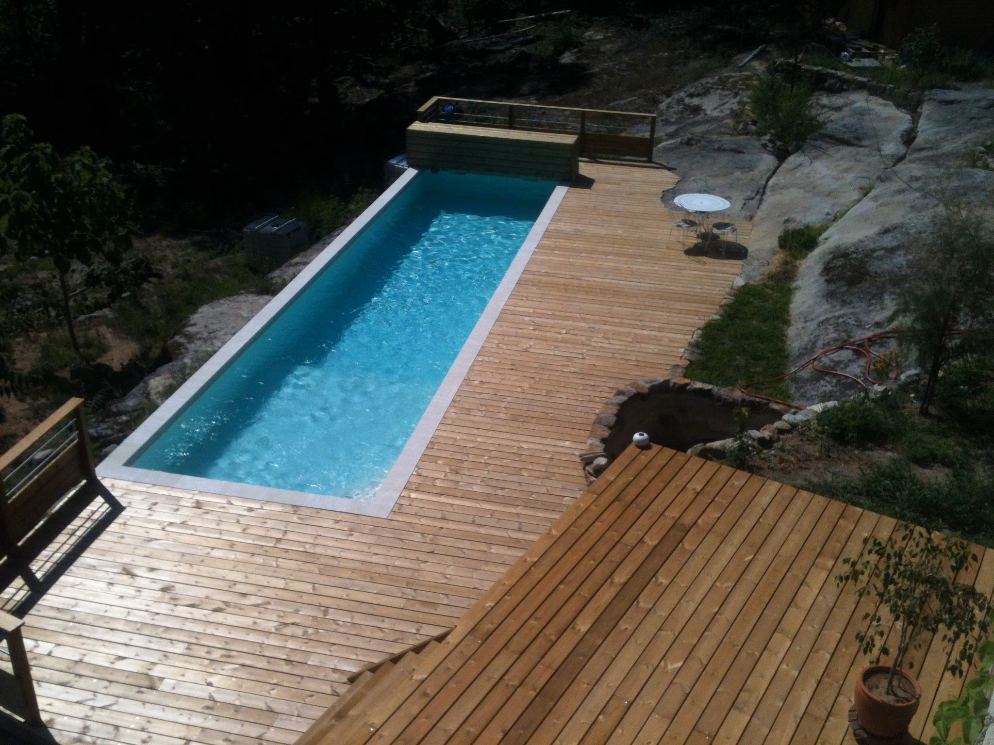 Couloir de nage en béton entre les rochers, terrasse en bois, en sud Ardèche