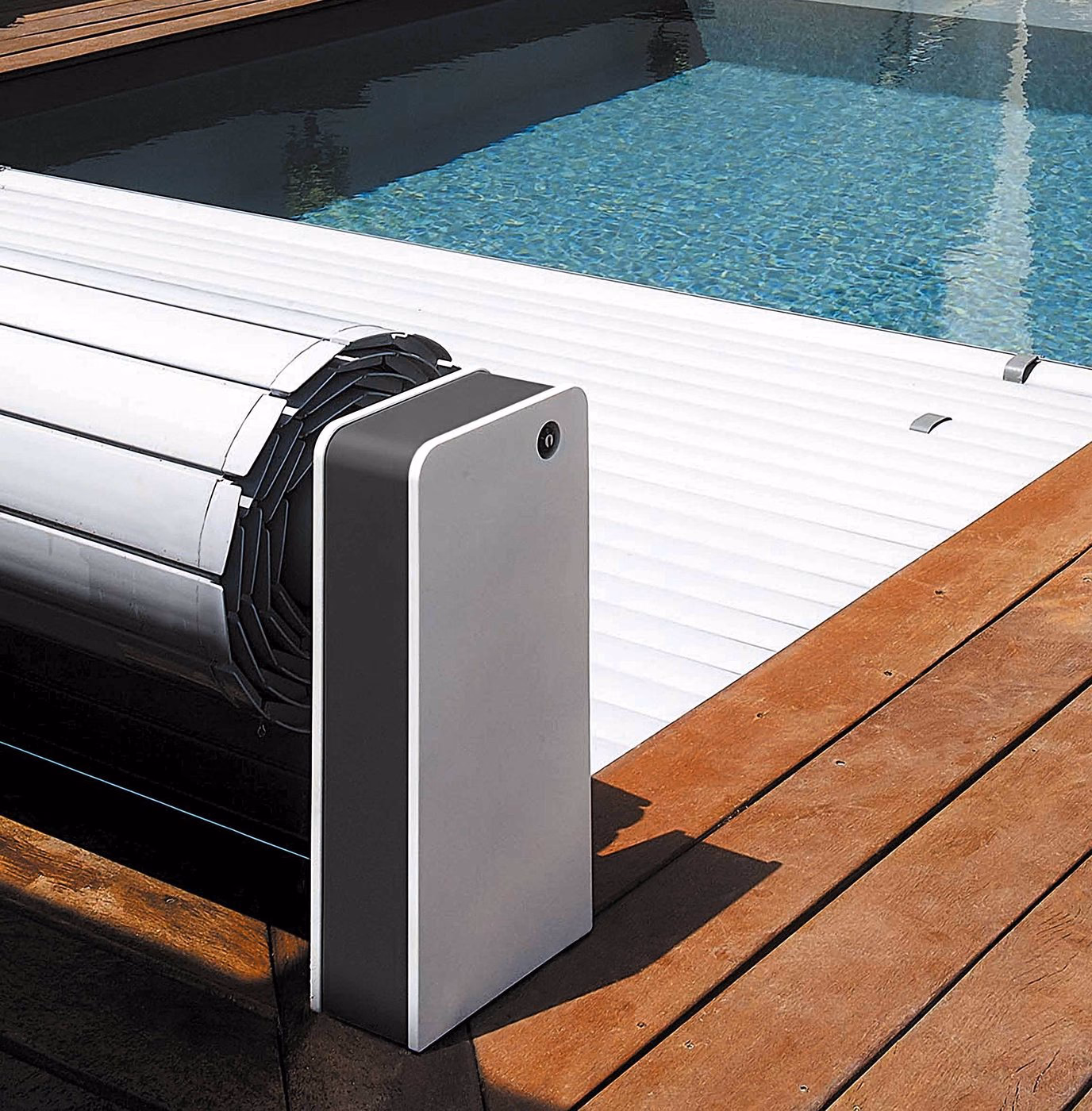 Couverture automatique AstralPool Sveltéa et son coffre au bord du bassin