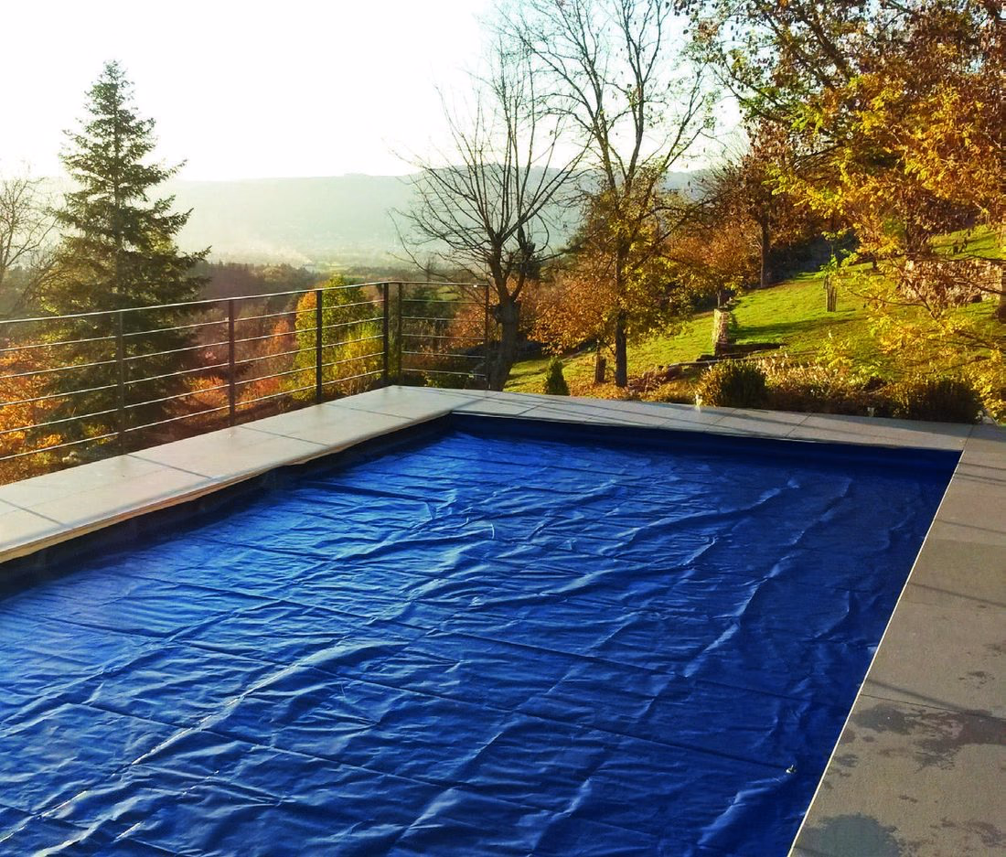 Couverture Procover posée sur une piscine pour protéger le tablier du volet l'hiver