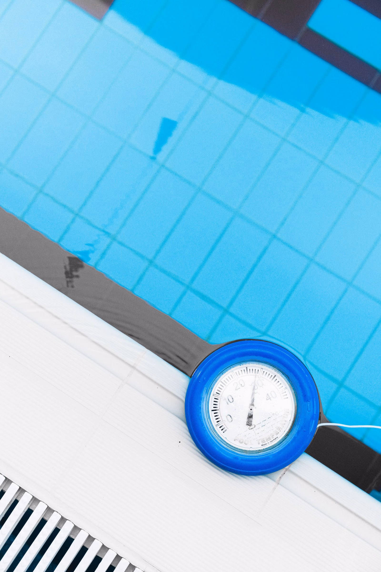Thermomètre flottant dans l'eau claire d'une piscine entretenue