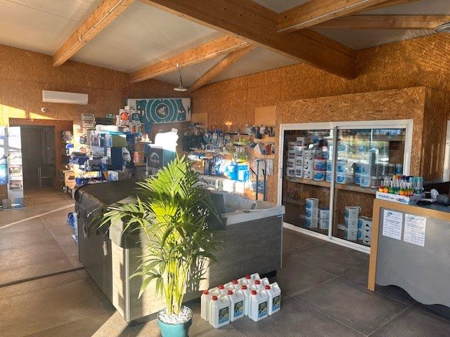 Comptoir du magasin d'Aux Piscines du Vivarais à Lachapelle-sous-Aubenas, produits et spa exposés