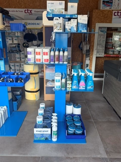 Présentoir de produits de traitement pour spa et piscine au magasin de Lachapelle-sous-Aubenas