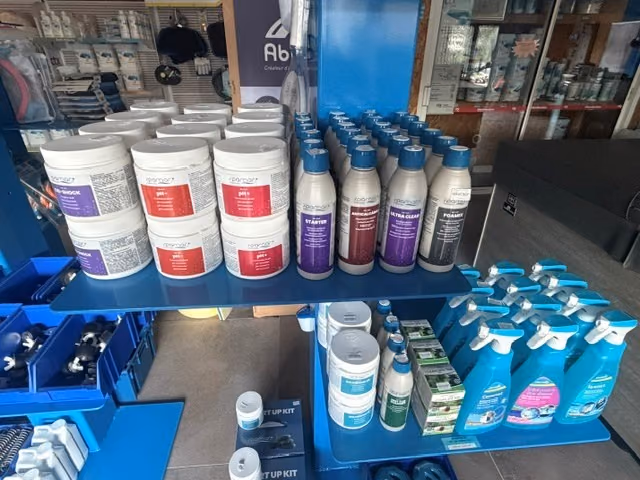 Produits d'entretien de l'eau en rayon au magasin d'Aux Piscines du Vivarais