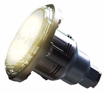 Projecteur LED de piscine CCEI Mid BRIO vu de face, optique allumée