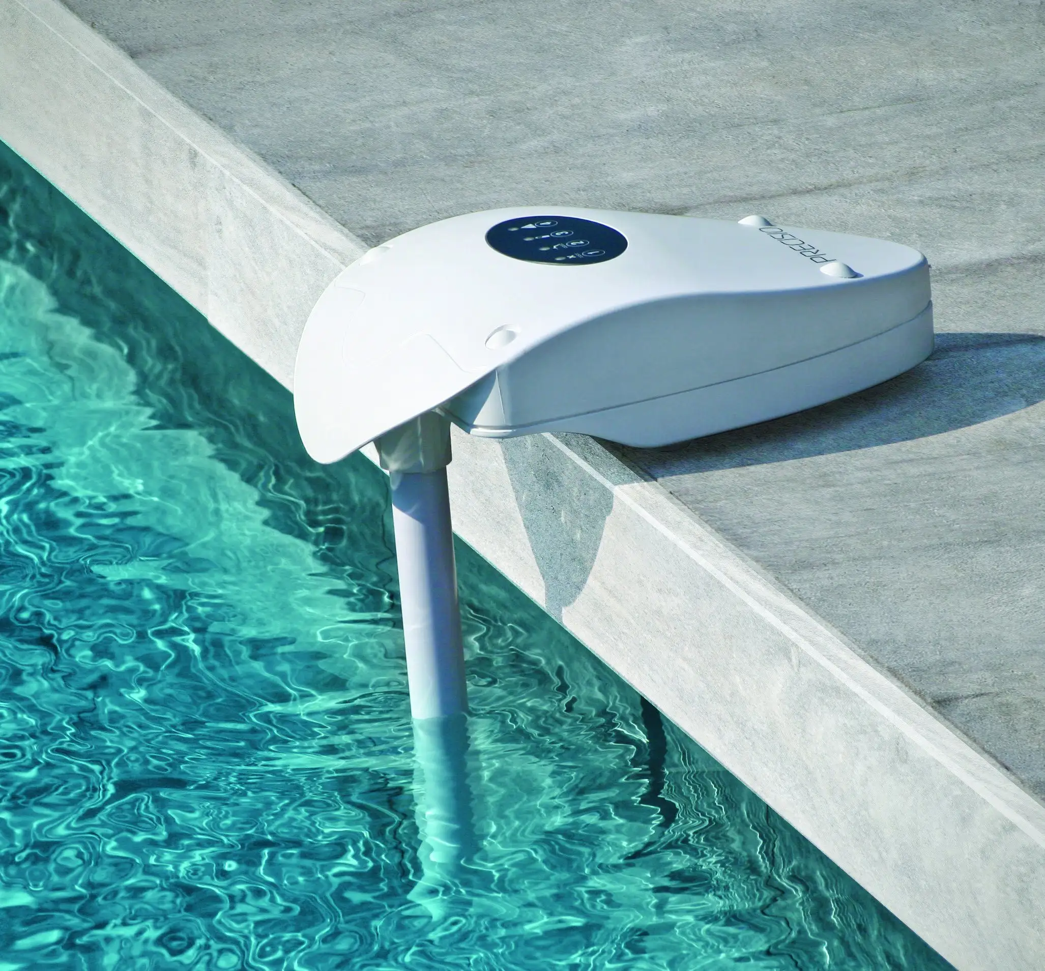 Alarme de piscine Maytronics posée sur la margelle, détecteur dans l'eau