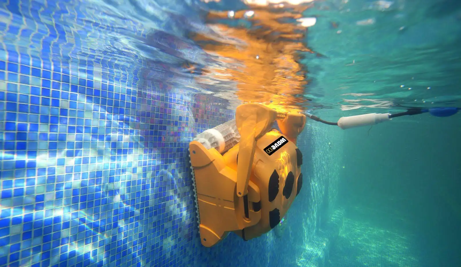 Robot de piscine au travail sous l'eau, sur le fond carrelé
