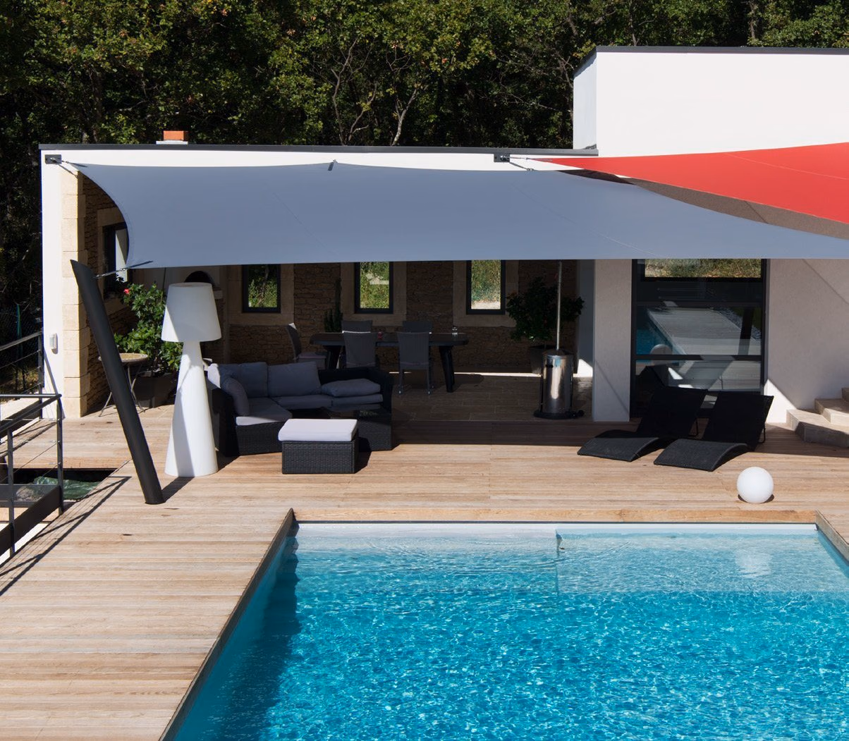 Voile d’ombrage Albigès Easysail au-dessus d’une piscine