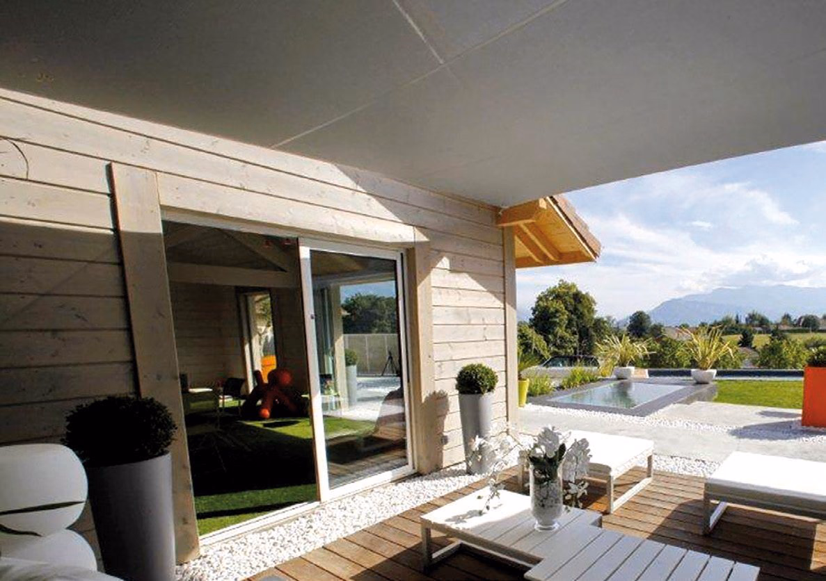 Voile d’ombrage Albigès LOV Acoustic devant une baie vitrée