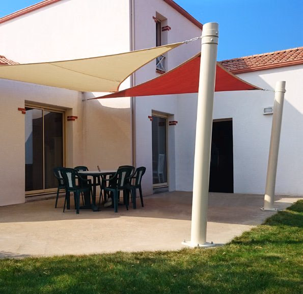 Voile d’ombrage Albigès LOV Natural tendue devant une maison