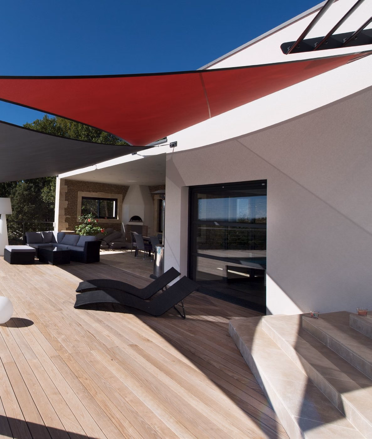 Voile d’ombrage Albigès LOV Vision au-dessus d’une terrasse