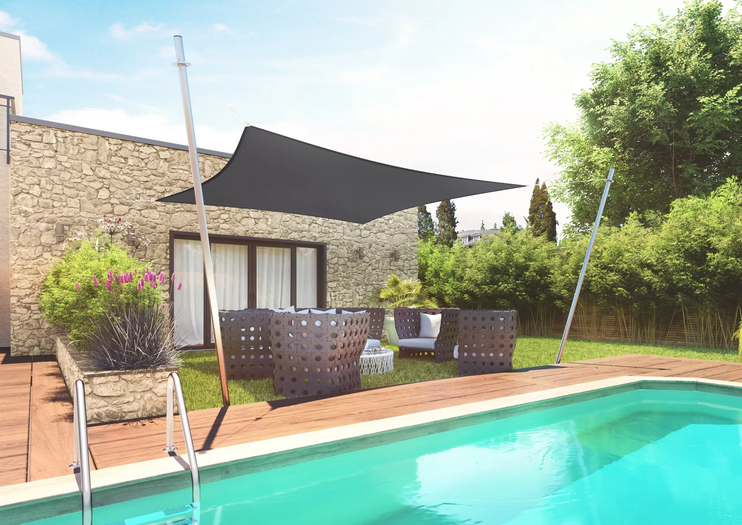 Voile d'ombrage carrée tendue au-dessus d'une terrasse de piscine, mas en pierre